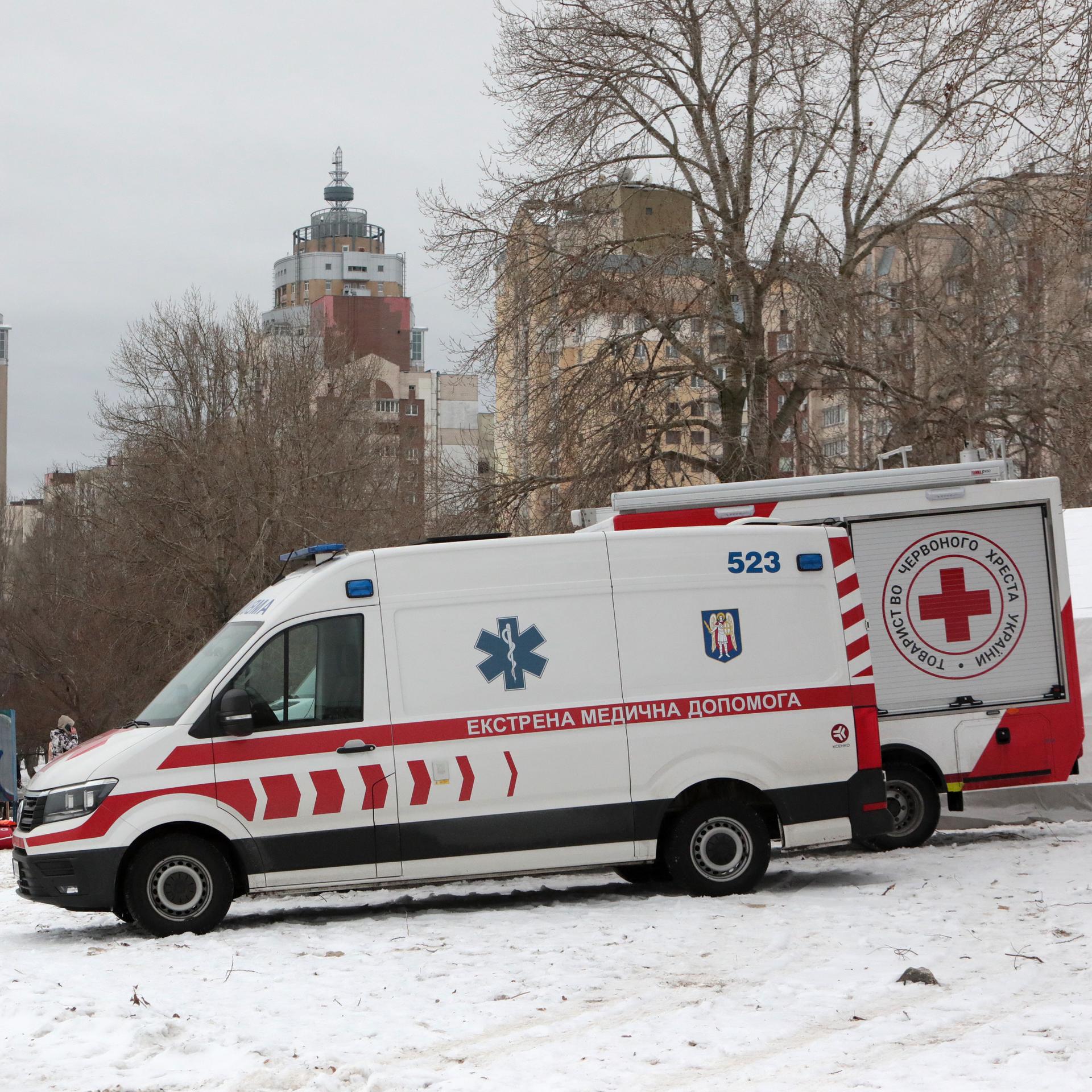 Zwei Krankenwagen im Schnee in Kiew. 