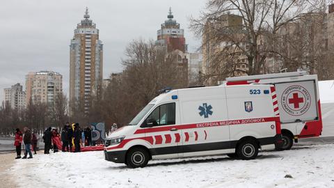 Zwei Krankenwagen im Schnee in Kiew. 