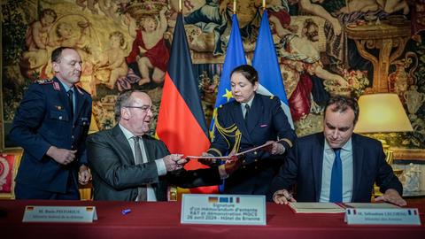 Paris: Boris Pistorius (l, SPD), Bundesminister der Verteidigung, und der französische Verteidigungsminister Sébastien Lecornu unterzeichnen eine Absichtserklärung beider Länder für das Kampfpanzersystem der Zukunft.