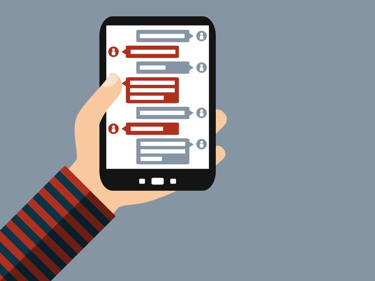 Illustration einer Hand, die ein Smartphone mit geöffneter Chat-App hält.