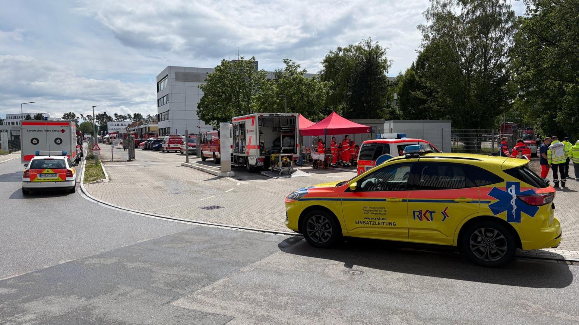 Das Foto zeigt Rettungskräfte an einem Betriebsgelände in Nürnberg im Einsatz. 