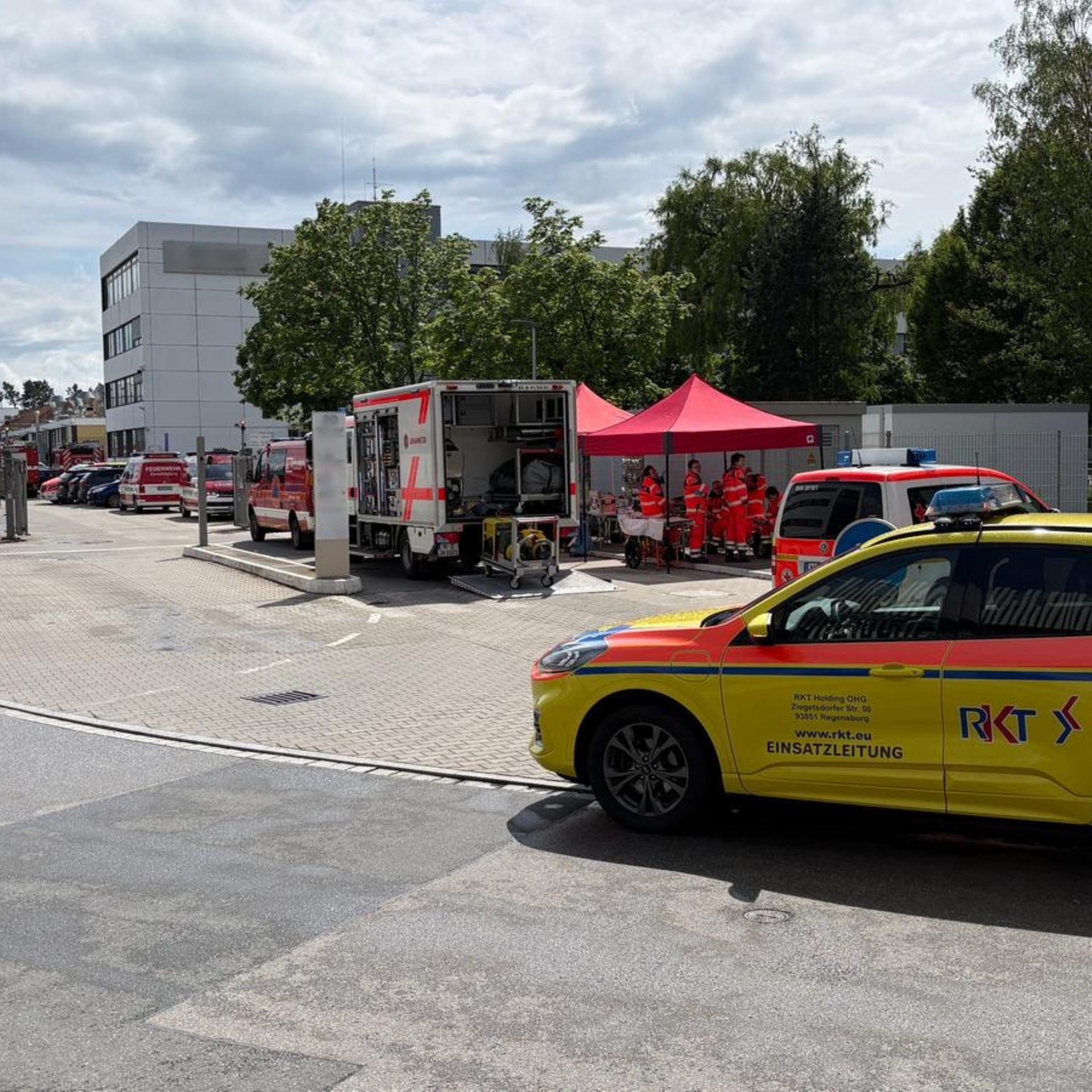 Das Foto zeigt Rettungskräfte sind an einem Betriebsgelände in Nürnberg im Einsatz.  