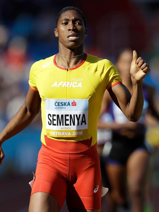 Caster Semenya aus Südafrika läuft über Ziellinie bei Wettkampf, 2018 Caster Semenya aus Südafrika läuft über Ziellinie bei Wettkampf, 2018