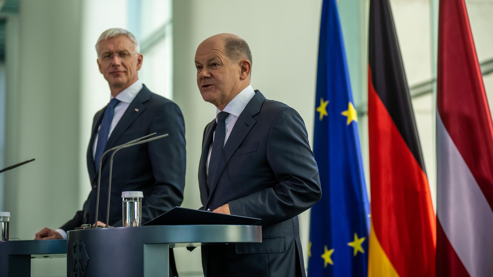 Bundeskanzler Olaf Scholz (SPD, r) nimmt neben Krisjanis Karins, Ministerpräsident aus Lettland, an einer Pressekonferenz teil.