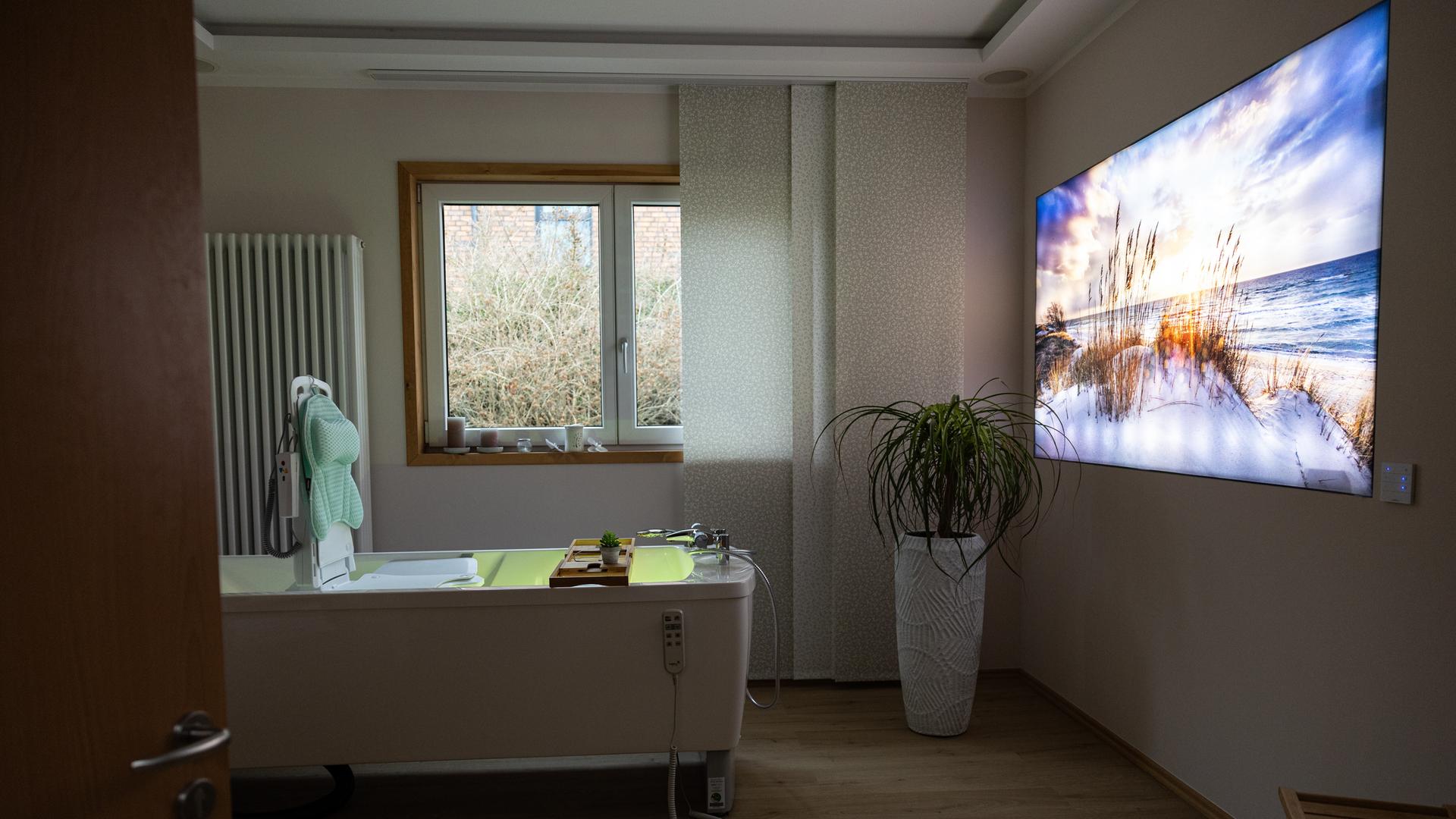 Blick in einen Baderaum mit moderner Badewanne im Hospiz Brandenburg.
