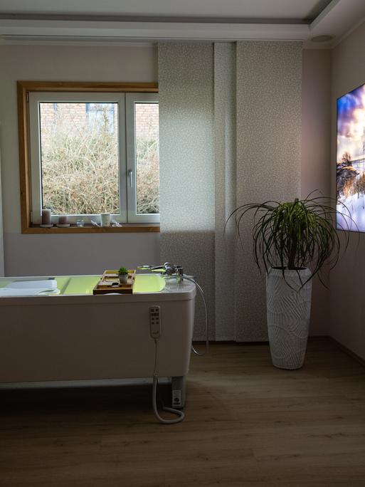 Blick in einen Baderaum mit moderner Badewanne im Hospiz Brandenburg. Blick in einen Baderaum mit moderner Badewanne im Hospiz Brandenburg.