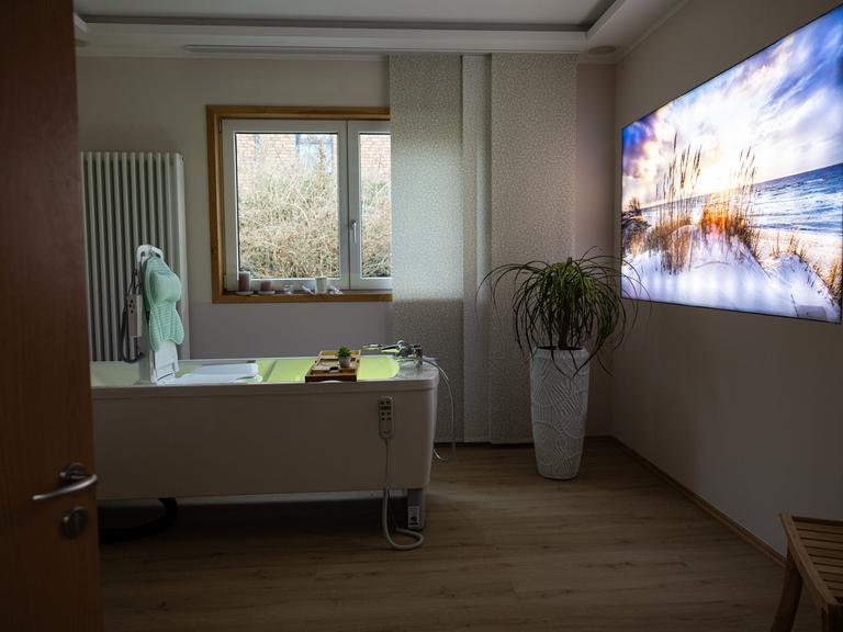 Blick in einen Baderaum mit moderner Badewanne im Hospiz Brandenburg. Blick in einen Baderaum mit moderner Badewanne im Hospiz Brandenburg.