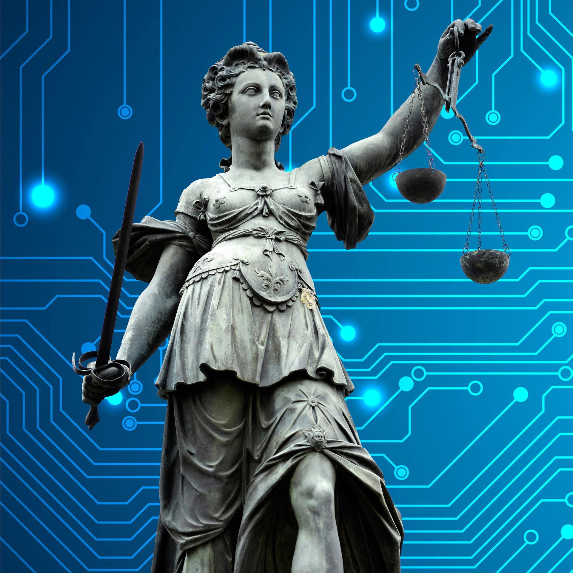 Eine steinerne Statue der Justizia hält in der rechten hand ein Schwert und in der linken eine Waage. Sie steht vor einem blauen Hintergrund, der einen Chip darstellen soll.