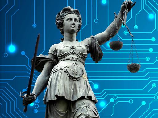 Eine steinerne Statue der Justizia hält in der rechten hand ein Schwert und in der linken eine Waage. Sie steht vor einem blauen Hintergrund, der einen Chip darstellen soll.
