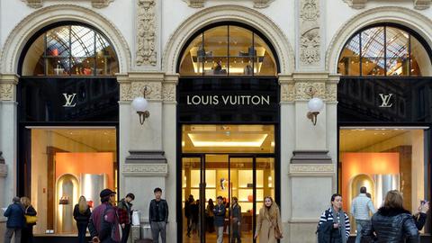 "Louis Vuitton"-Boutique in der Galleria Vittorio Emanuele II in Mailand. Eine prächtige Fasade in einem Kaufhaus.