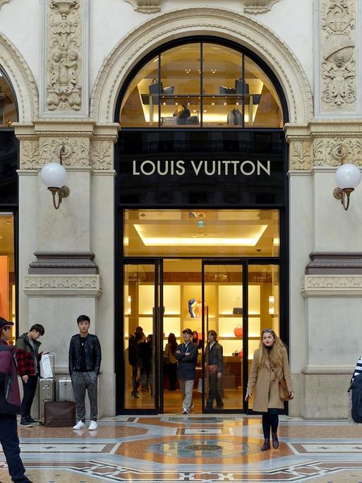 "Louis Vuitton"-Boutique in der Galleria Vittorio Emanuele II in Mailand. Eine prächtige Fasade in einem Kaufhaus.