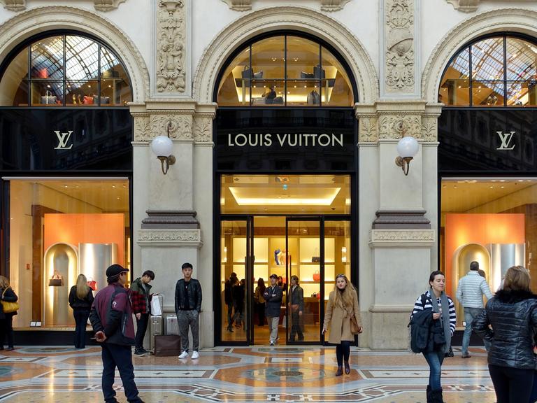 "Louis Vuitton"-Boutique in der Galleria Vittorio Emanuele II in Mailand. Eine prächtige Fasade in einem Kaufhaus.
