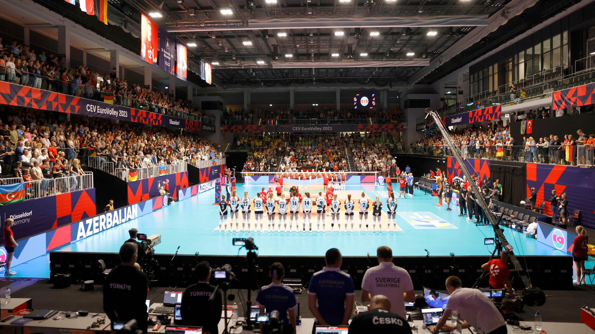 Die deutsche Volleyball-Nationalmannschaft steht vor dem Match bei der Nationalhymne zusammen auf dem Spielfeld.