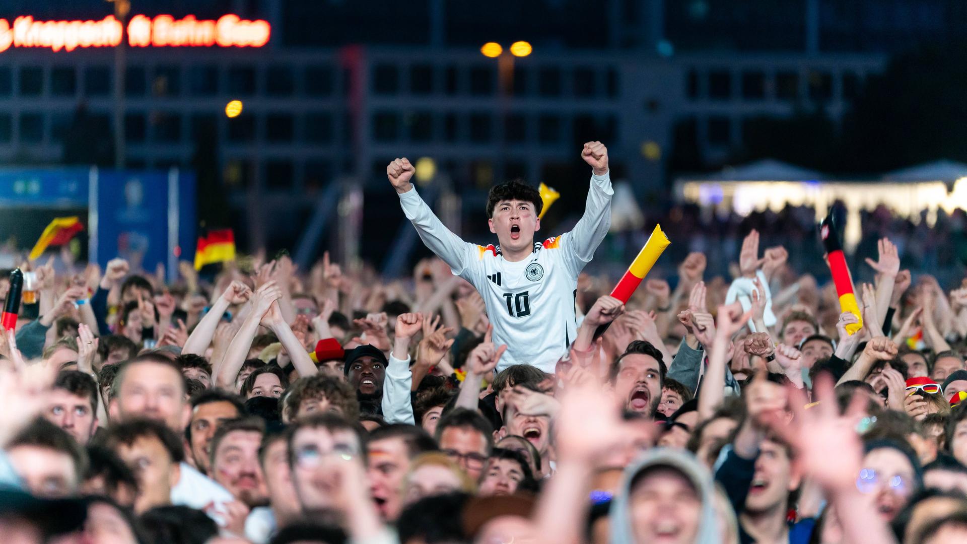 Jubel beim Public Viewing zur Fußball-EM in Hamburg