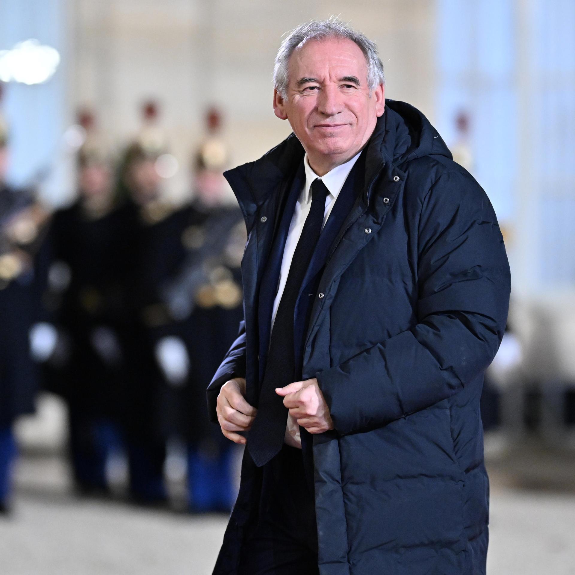 Frankreich - Premier Bayrou übersteht Misstrauensvotum