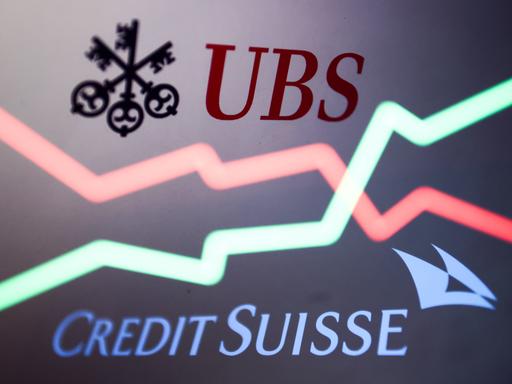 Die Schriftzüge UBS und Credit Suisse stehen in einer Illustration unter und über Börsenkurven.