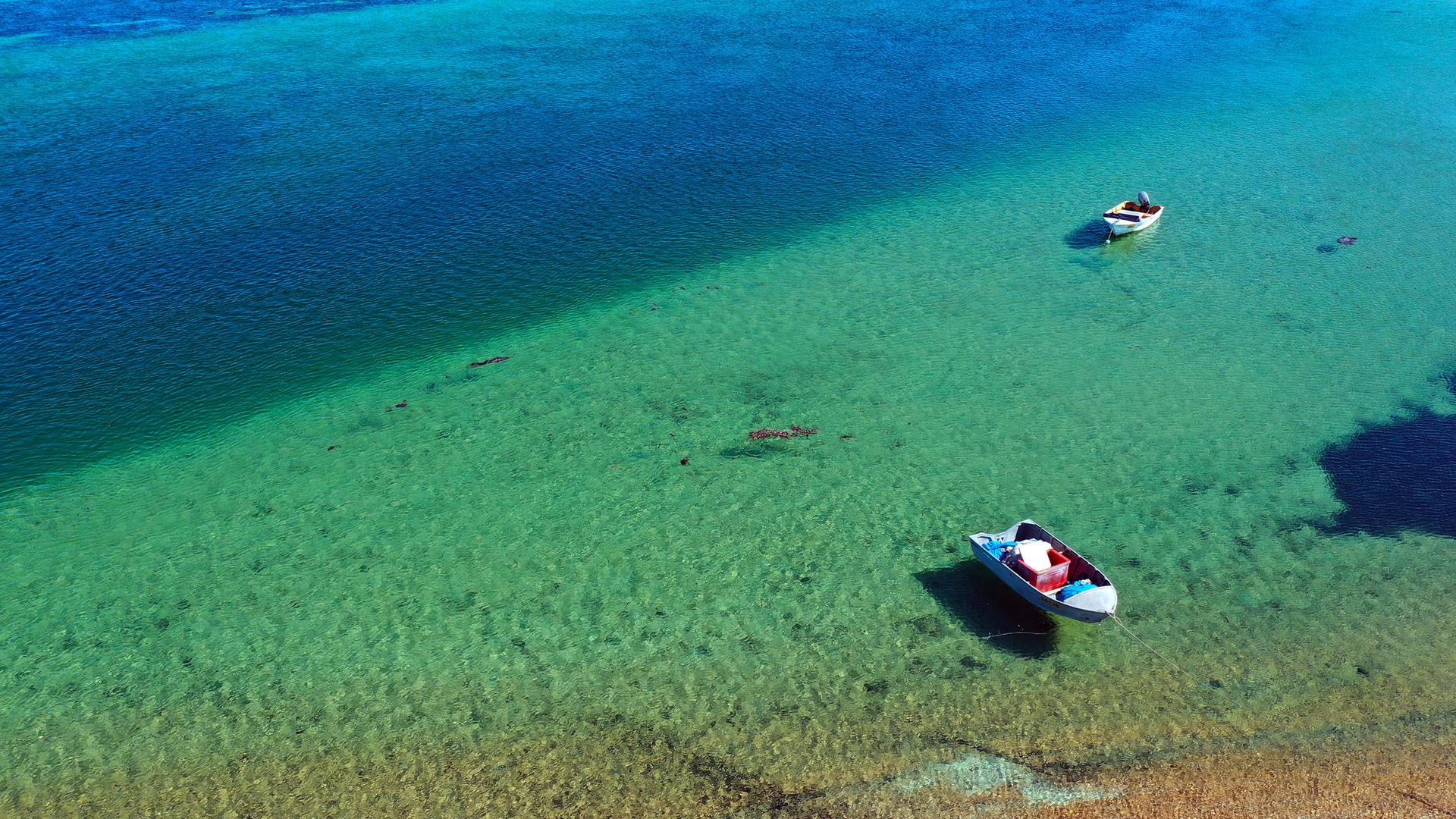 Luftaufnahme von zwei Fischerbooten auf türkisem Wasser in West-Australien