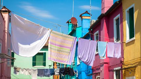 Bunt angemalte Häuser auf der Burano-Insel in Venedig, Italien