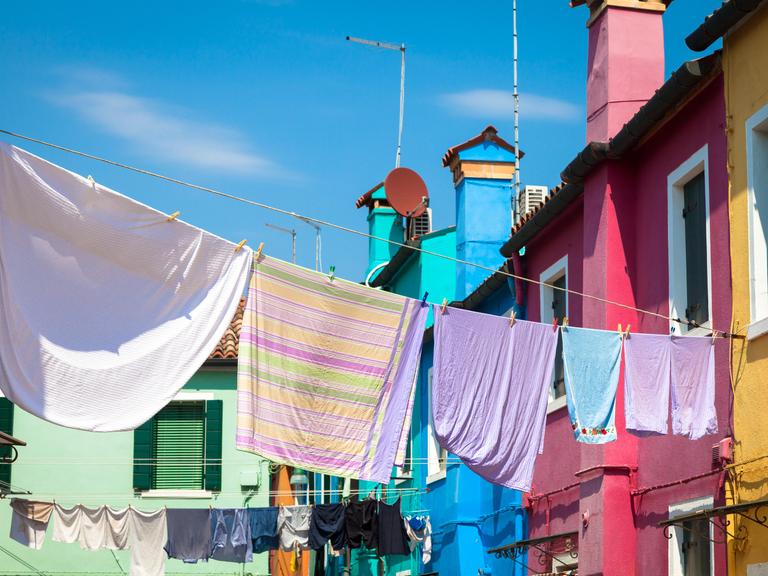 Bunt angemalte Häuser auf der Burano-Insel in Venedig, Italien