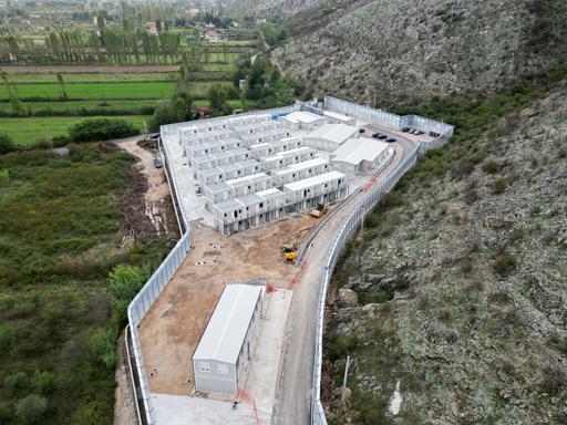 Ein von Italien betriebenes Zentrum für Migranten in Shengjin