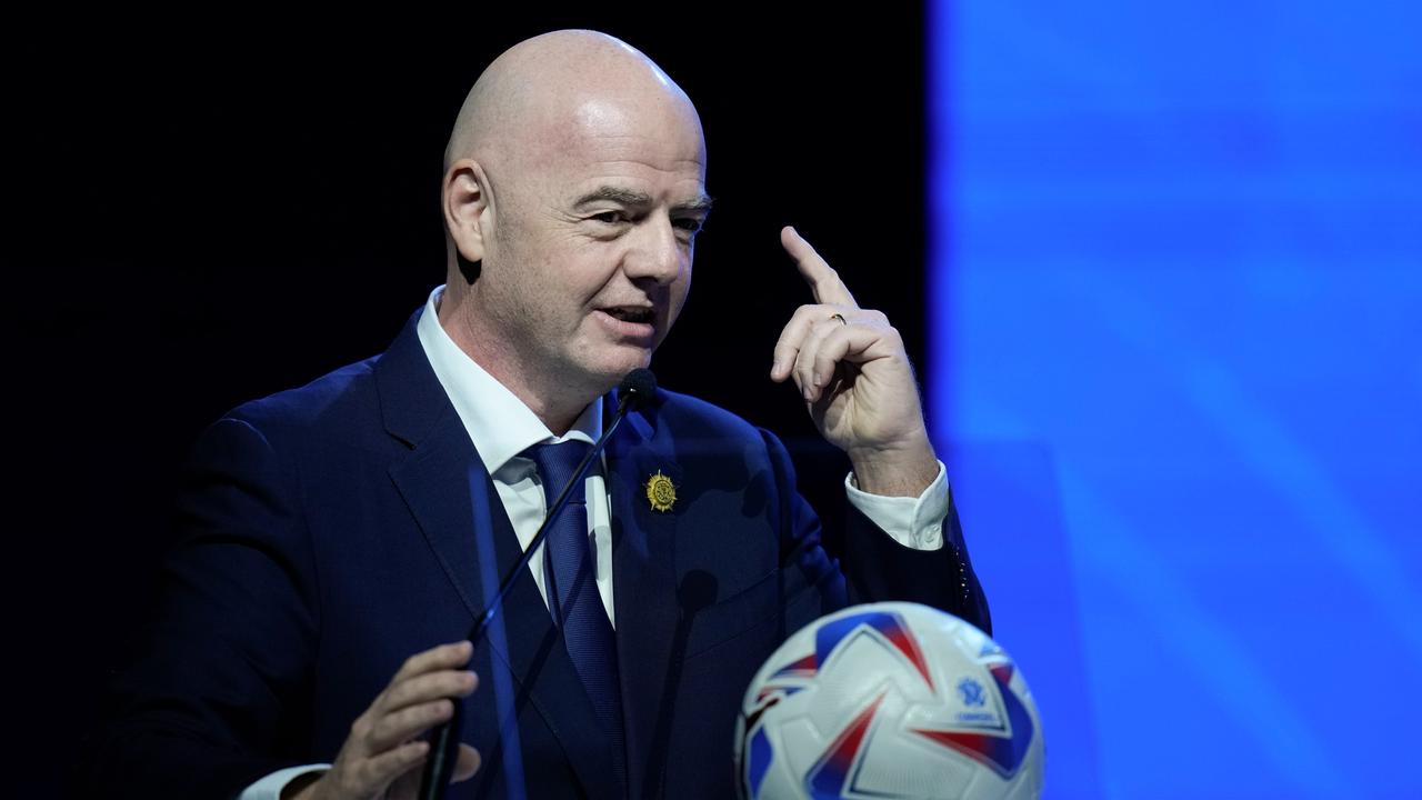 Gianni Infantino steht mit erhobenem Zeigefinger am Rednerpult.
