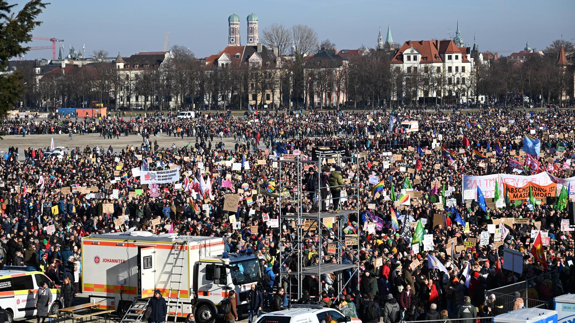 Demonstranten auf der Münchner Theresienwiese.