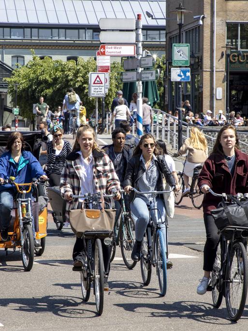 Radfahrer fahreren auf dem Fahrradweg in der Innenstadt von Amsterdam