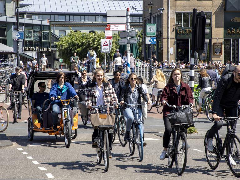 Radfahrer fahreren auf dem Fahrradweg in der Innenstadt von Amsterdam