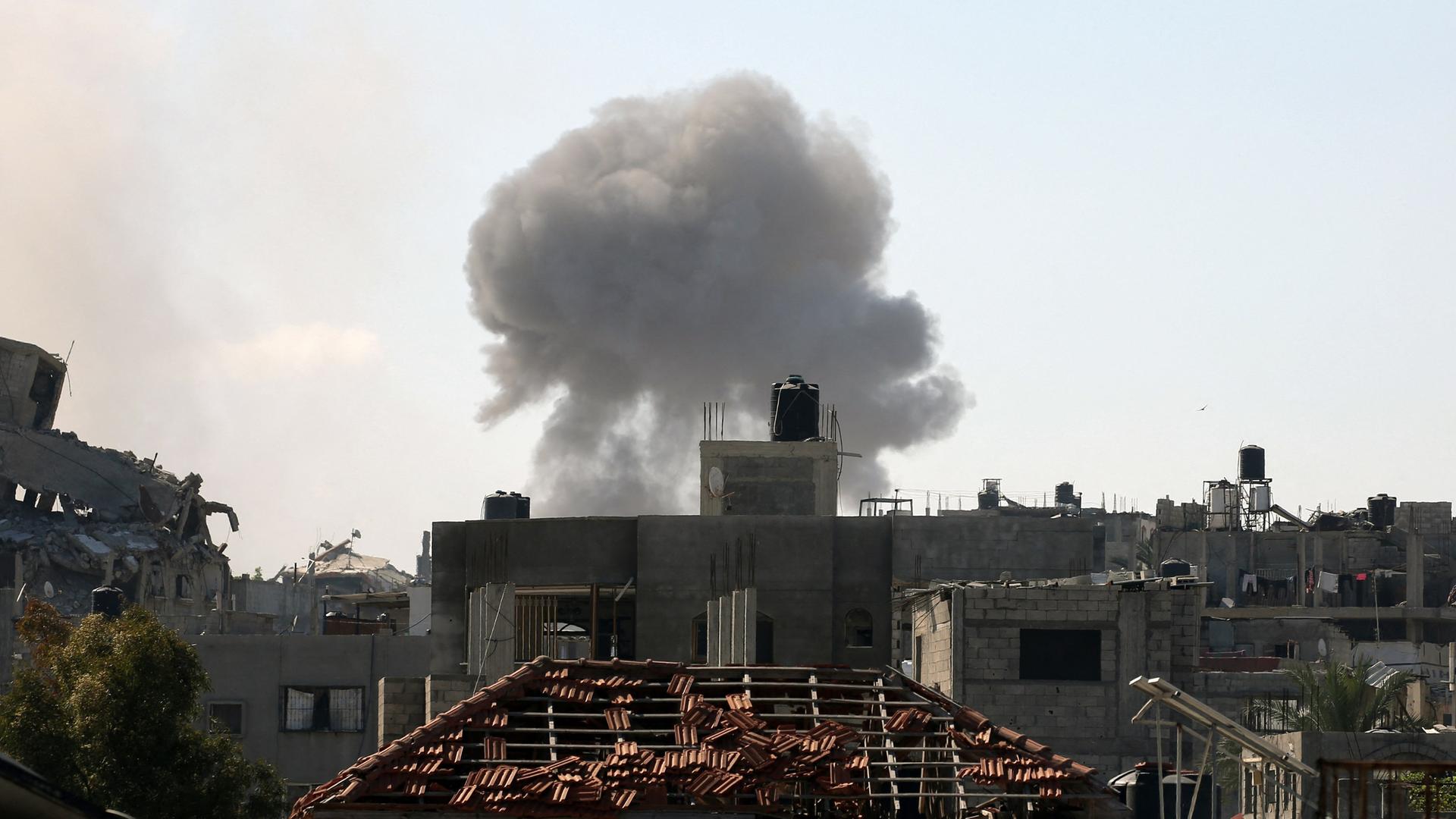 29.05.25: Rauch steigt auf nach einem Luftangriff im Zentrum des Gazastreifens. 29.05.25: Rauch steigt auf nach einem Luftangriff im Zentrum des Gazastreifens.