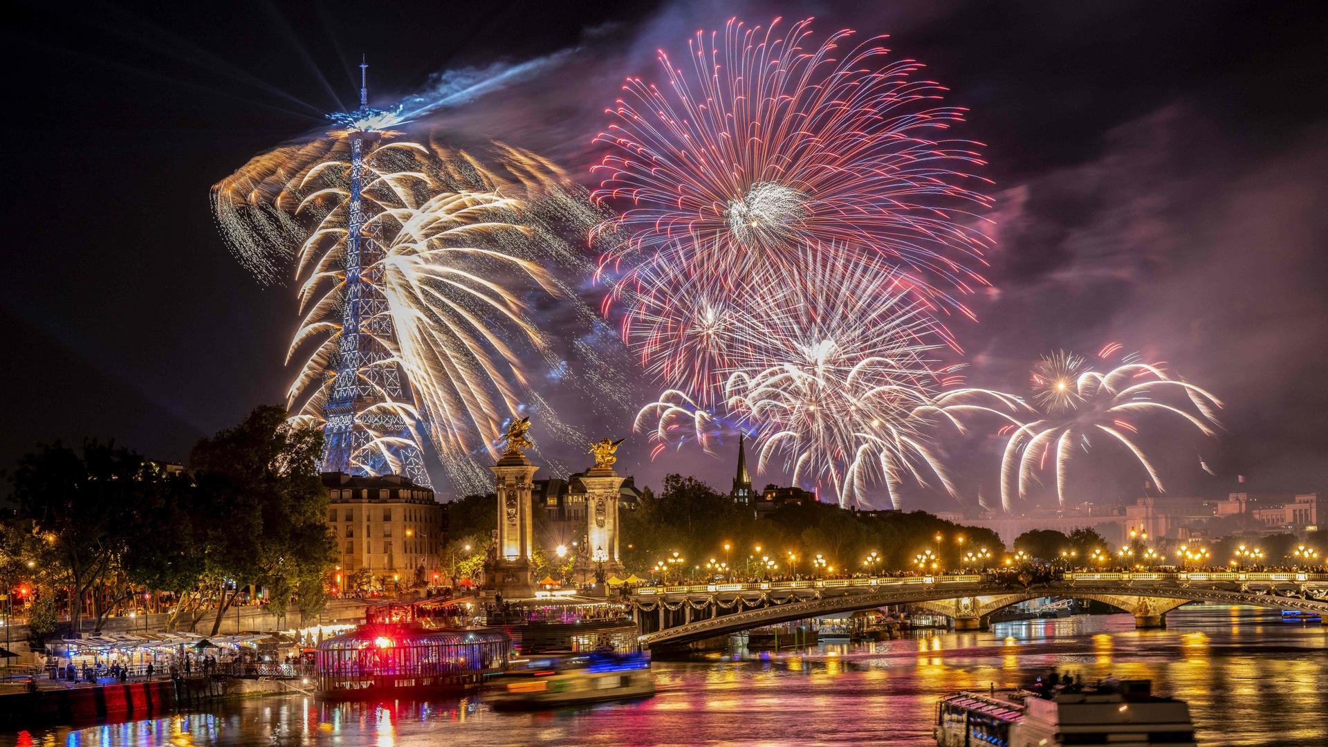 Feuerwerk zum französischen Nationalfeiertag in Paris