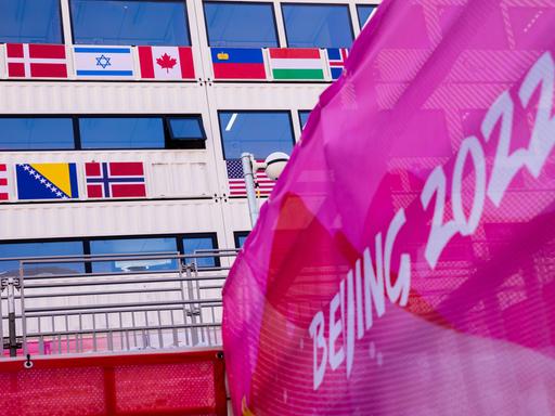 Die Flagge des Russischen Paralympischen Komitees hängt nicht mehr am Nationalen Ski-Alpin-Zentrum Xiaohaituo in China, nachdem die russischen und belarussischen Athleten von den Paralympischen Spielen ausgeschlossen wurden.