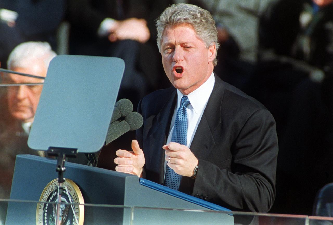 Der US-amerikanische Präsident Bill Clinton hält seine Antrittsrede auf der Tribüne vor dem Kapitol. 