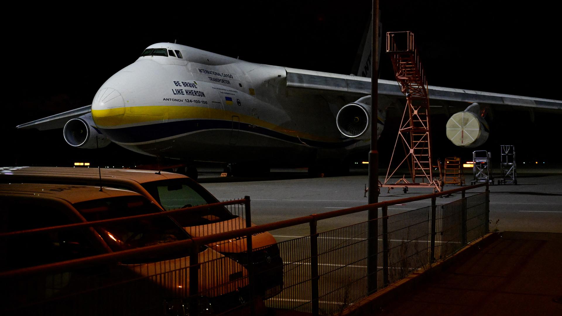 Das ukrainische „Antonov“-Frachtflugzeug steht am 5. August 2026 auf dem Flughafen Leipzig-Halle, nachdem dort eine mit Sprengstoff beladene russische Drohne gefunden worden war. 