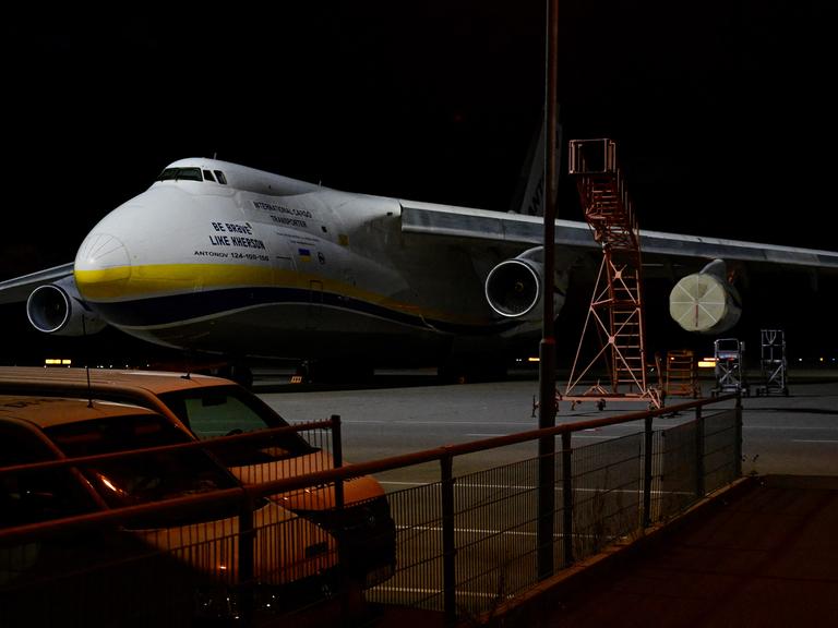Das ukrainische „Antonov“-Frachtflugzeug steht am 5. August 2026 auf dem Flughafen Leipzig-Halle, nachdem dort eine mit Sprengstoff beladene russische Drohne gefunden worden war. Das ukrainische „Antonov“-Frachtflugzeug steht am 5. August 2026 auf dem Flughafen Leipzig-Halle, nachdem dort eine mit Sprengstoff beladene russische Drohne gefunden worden war.