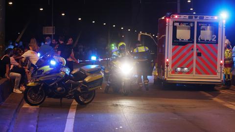Rettungskräfte im Einsatz auf einer Brücke in Düsseldorf