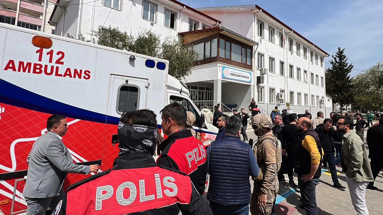 Türkische Sicherheitskräfte und Rettungskräfte stehen im Hof ​​einer Schule in Kahramanmaras, Türkei.