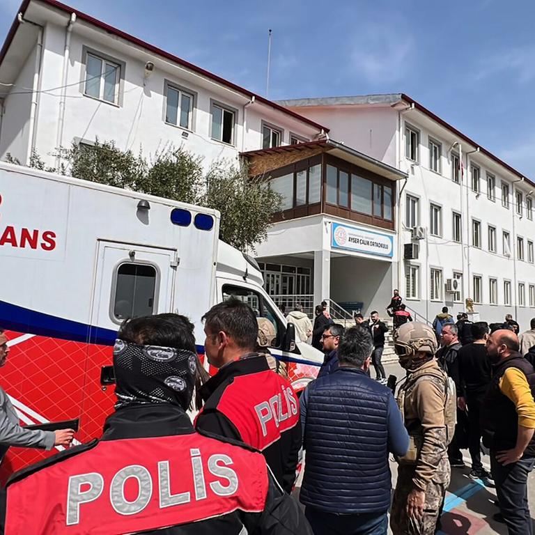Türkische Sicherheitskräfte und Rettungskräfte stehen im Hof ​​einer Schule in Kahramanmaras, Türkei.