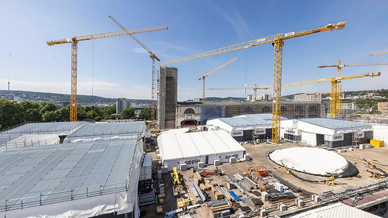 Das Foto zeigt die Baustelle vom Bahnhof in Stuttgart mit vielen Kränen.