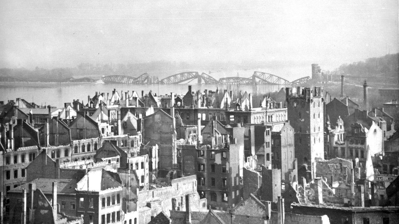 Ein Blick über das zerstörte Mainz am 3. April 1945 - im Hintergrund ist die zerstörte Südbrücke zu sehen