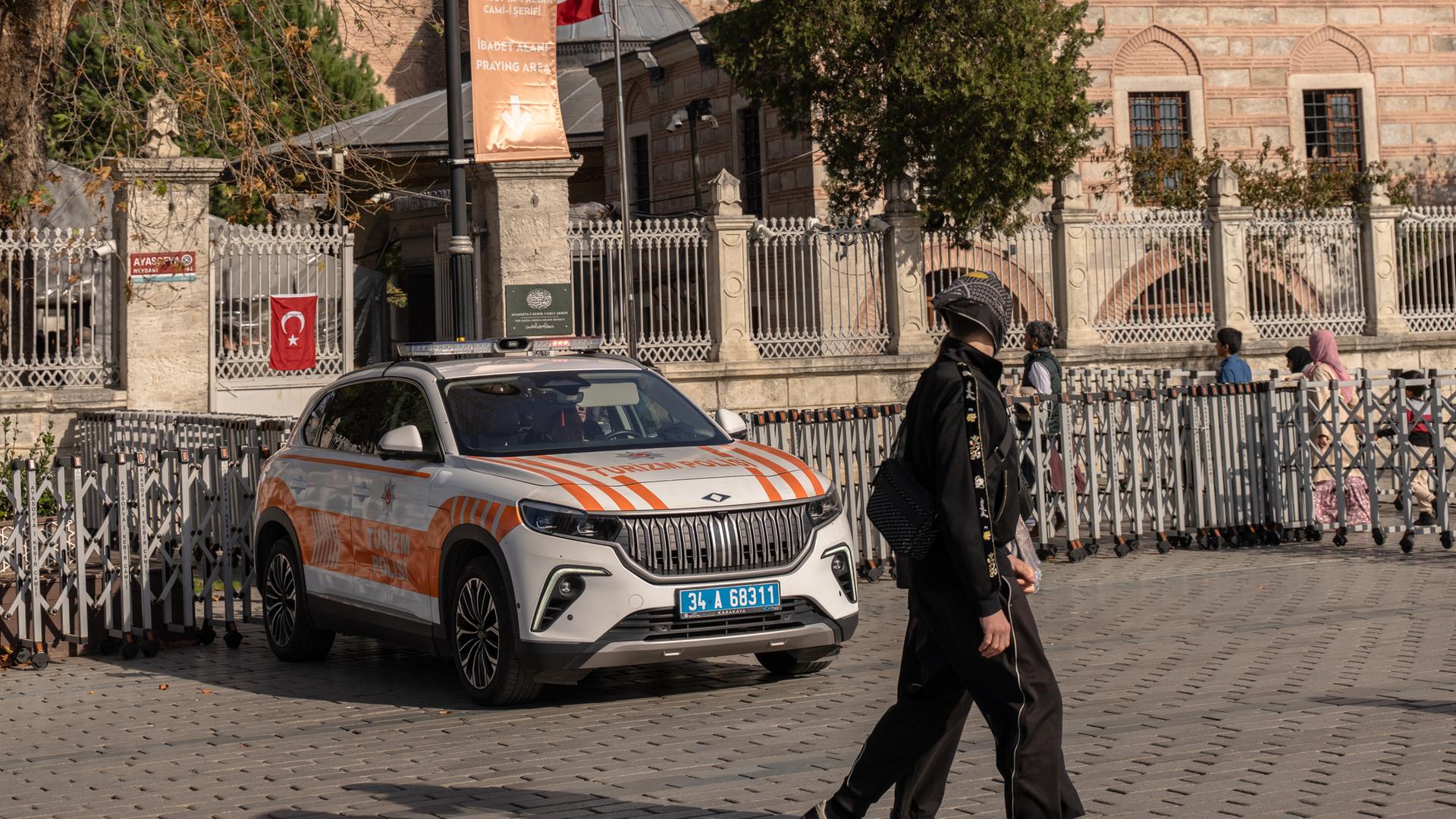 Ein Fahrzeug der türkischen Tourismuspolizei ist in der Nähe der Hagia Sophia-Moschee im Stadtteil Sultanahmet zu sehen. Ein Fahrzeug der türkischen Tourismuspolizei ist in der Nähe der Hagia Sophia-Moschee im Stadtteil Sultanahmet zu sehen.