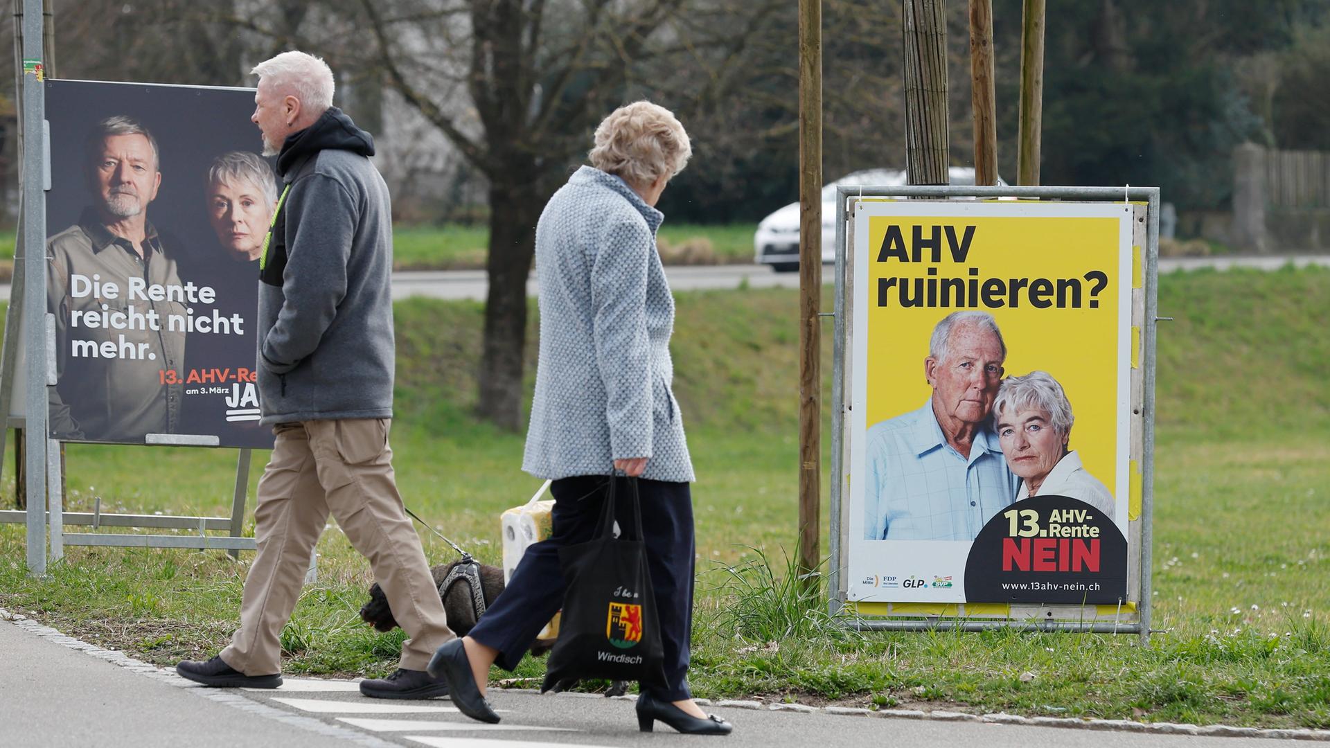 Ja und Nein Plakat in der Schweiz zur Abstimmung der 13.Rente aus der staatlichen Rentenkasse AHV.