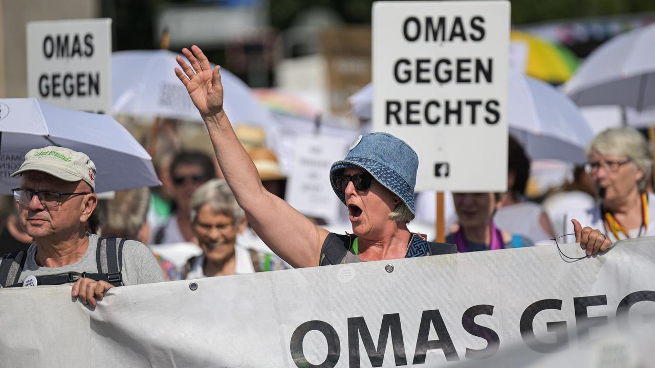 Teilnehmerinnen und Teilnehmer bei einer Demonstration. Sie halten Schilder und Transparente mit "Omas gegen Rechts".