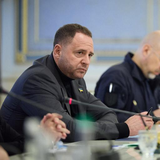 Andrij Jermak vor einem Mikrofon, neben ihm weitere Personen