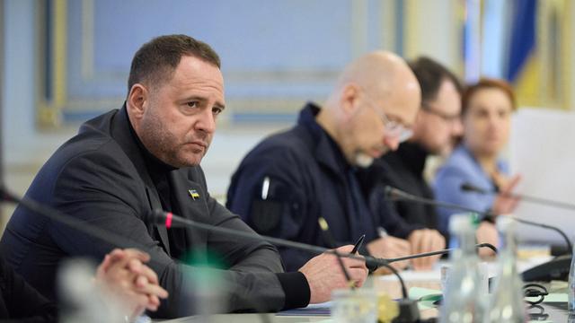 Andrij Jermak vor einem Mikrofon, neben ihm weitere Personen