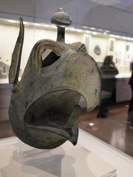 Der Kopf eines Greifs, der aus dem New Yorker Metropolitan Museum of Art zurückgegeben wurde, ist im Archäologischen Museum von Olympia in der antiken Stadt Olympia in Griechenland, ausgestellt.