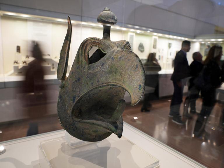 Der Kopf eines Greifs, der aus dem New Yorker Metropolitan Museum of Art zurückgegeben wurde, ist im Archäologischen Museum von Olympia in der antiken Stadt Olympia in Griechenland, ausgestellt.
