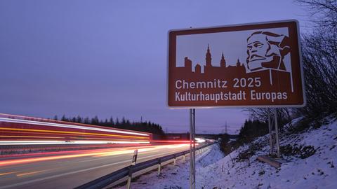 Ein touristisches Hinweisschild wirbt an der Autobahn 72 für Chemnitz als Kulturhauptstadt Europas 2025.