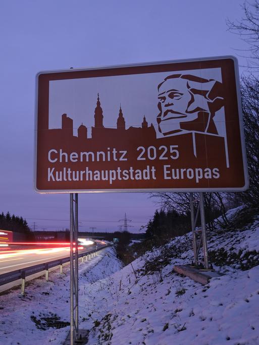 Ein touristisches Hinweisschild wirbt an der Autobahn 72 für Chemnitz als Kulturhauptstadt Europas 2025.