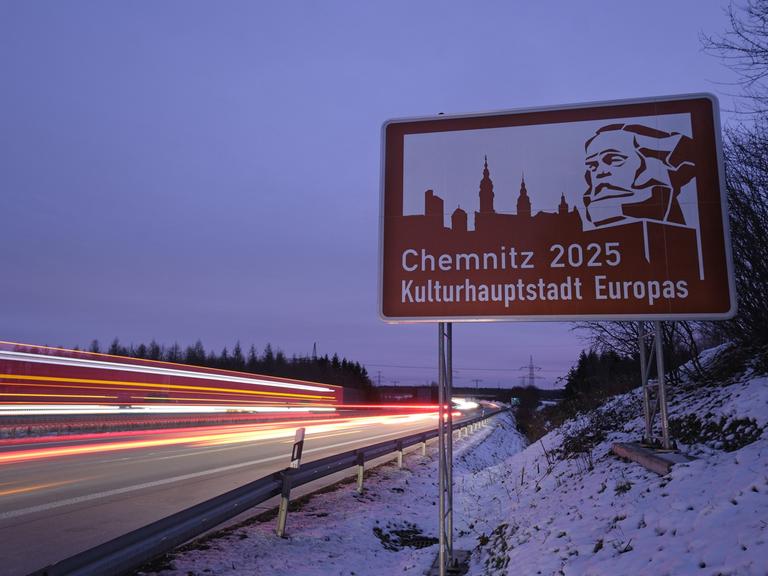 Ein touristisches Hinweisschild wirbt an der Autobahn 72 für Chemnitz als Kulturhauptstadt Europas 2025.