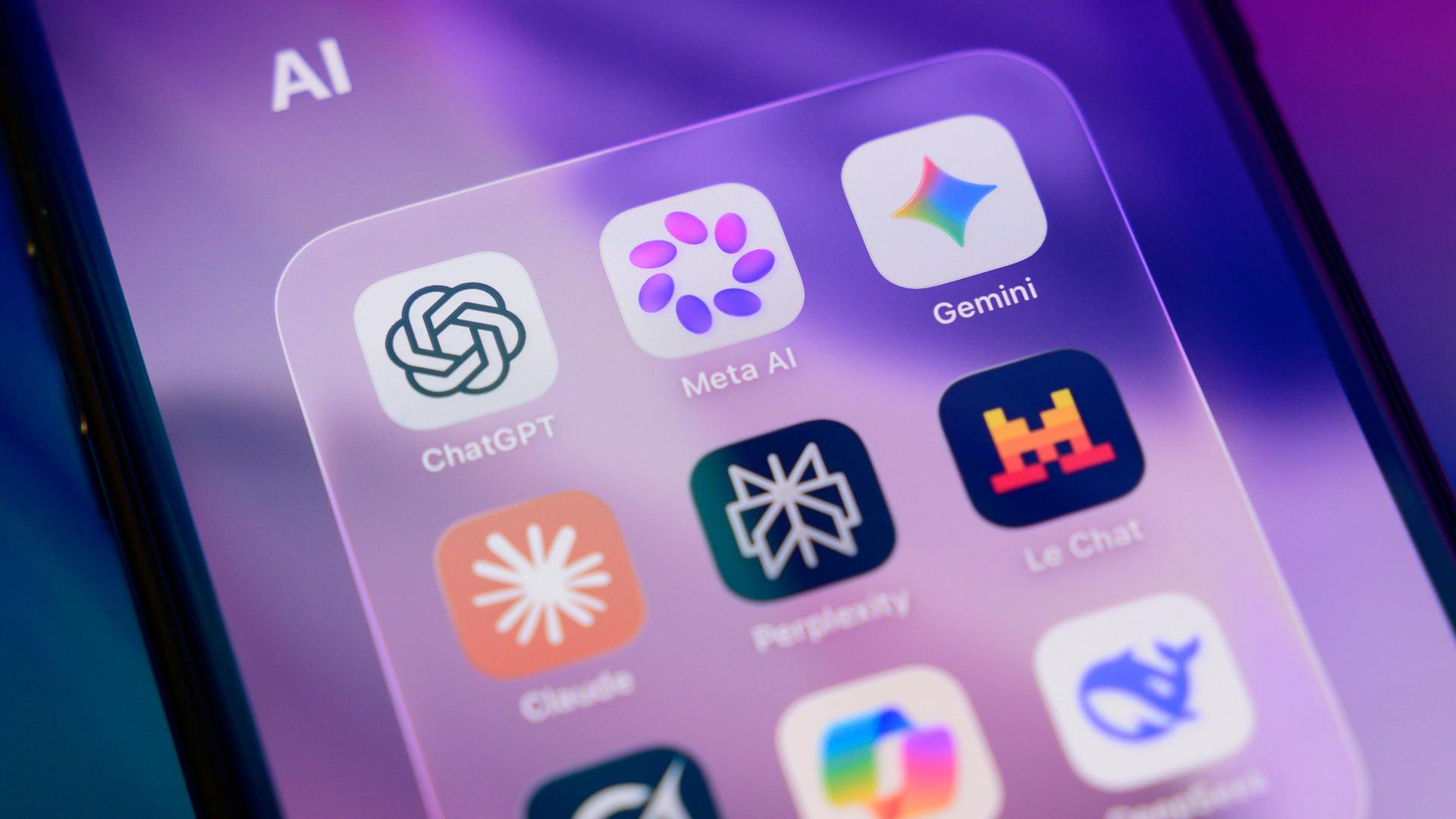 Abgebildet sind die Logos führender KI-Chatbots aus den USA, China und Europa. Abgebildet sind die Logos führender KI-Chatbots aus den USA, China und Europa.
